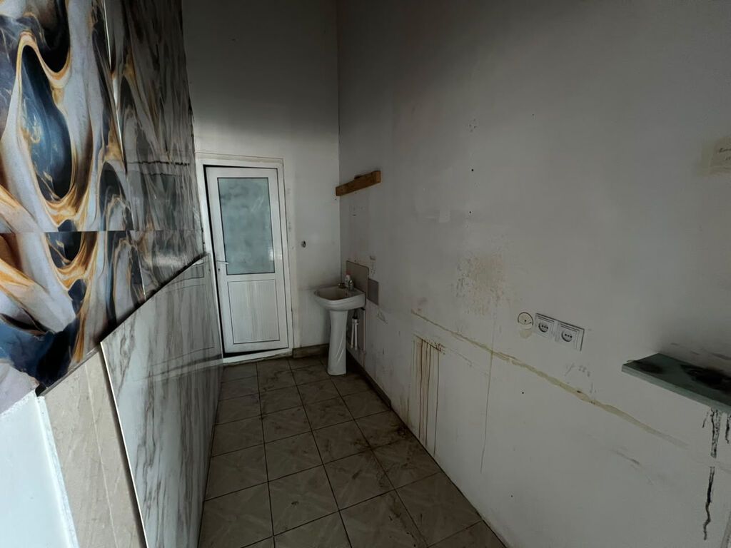 Təbriz küçəsində 2 yola baxan, geniş vitrajlı 380 m² obyekt icarəyə