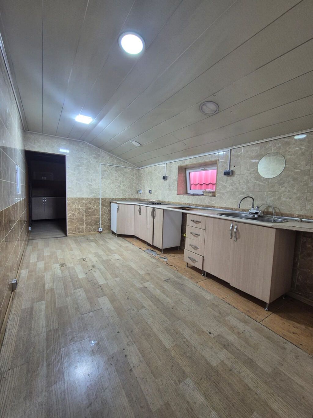 ƏHMƏDLİ METROSUNA PİYADA MƏSAFƏDƏ — 4 MƏRTƏBƏLİ 1.140 M² KOMMERSİYA