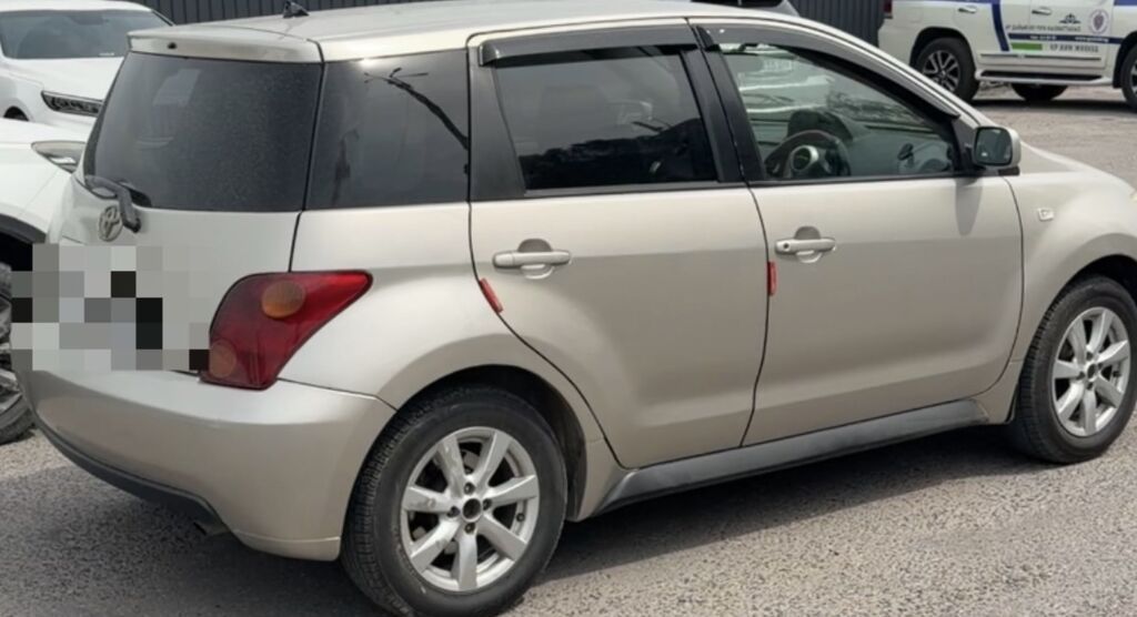 Toyota Ist: 2004 г., 1.5 л, Автомат, Бензин, Хэтчбэк: фото 2