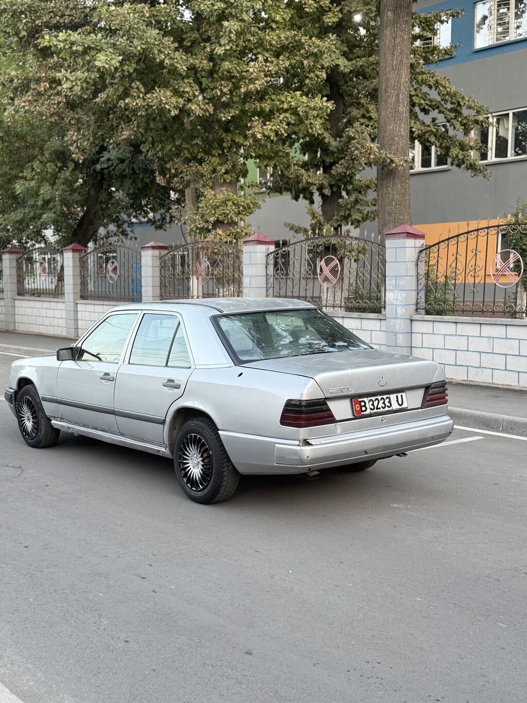 Mercedes-Benz E-Class: 1989 г., 2.3 л, Механика, Бензин, Седан: фото 3