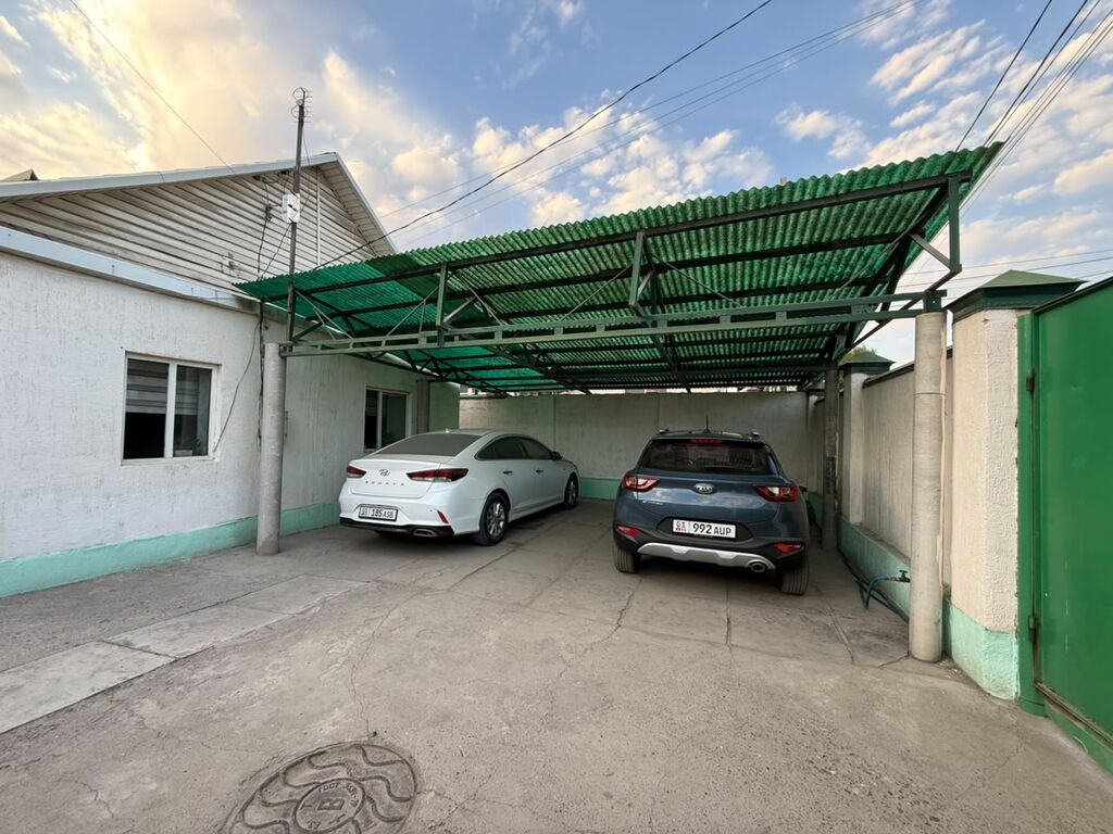 Дом с двориком и навесом для авто - Кирпичный забор по периметру: фото 2