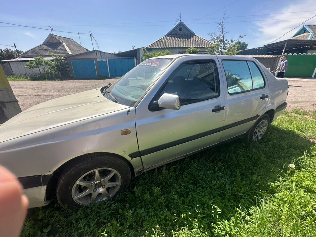 Volkswagen Vento: 1993 г., 1.8 л, Механика, Бензин, Хэтчбэк: фото 6