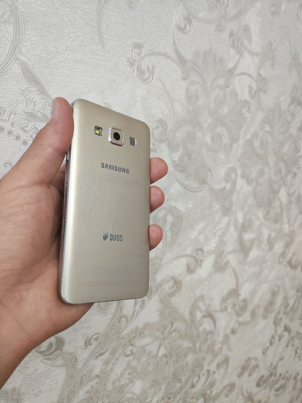 Продаю Samsung Galaxy A3 2015 в золотистом цвете царапина только на: фото 3