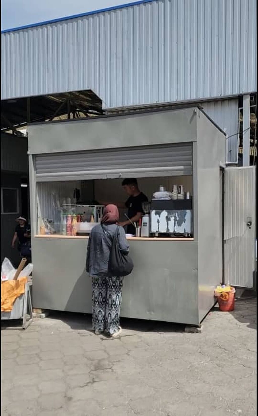 ПРОДАЁТСЯ ПУСТАЯ ТОРГОВАЯ БУДКА 🍦 Размер: 2 × 2,50 м Ранее в будке