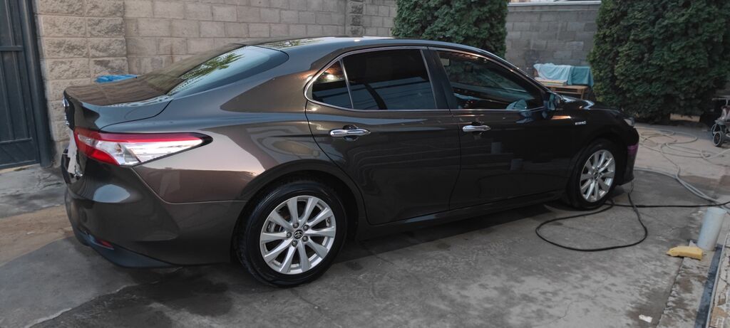 Toyota Camry: 2020 г., 2.5 л, Автомат, Гибрид, Седан: фото 4
