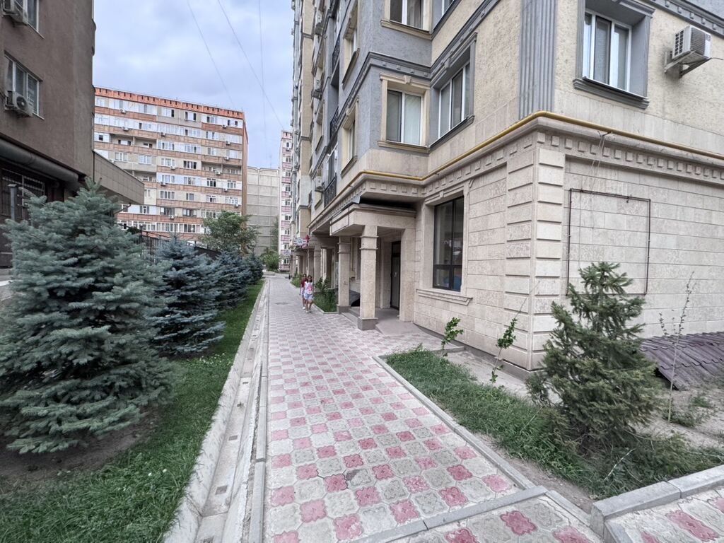 Сдается коммерческое помещение на первом этаже с отдельным входом на