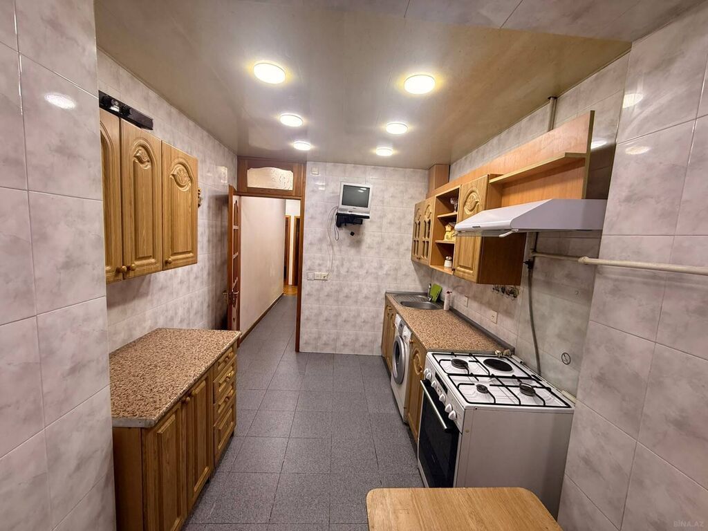 Nərimanov metrosuna yaxın, Təbriz küçəsində yerləşən, 5 mərtəbəli