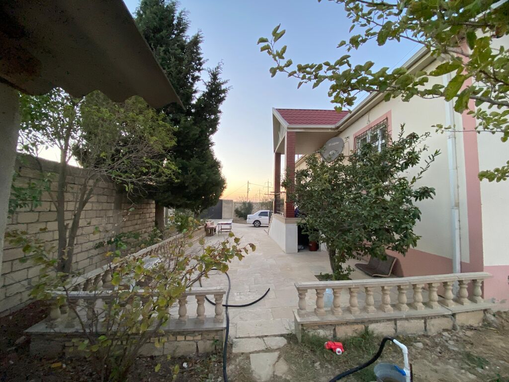 Salam. tecili heyet evi satilir.6 sotda insa edilmis ev 120kv dir