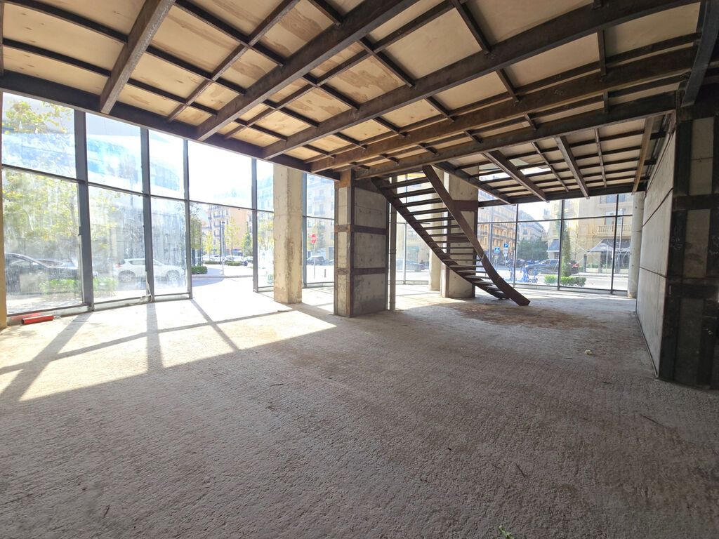 Ağ şəhərin mərkəzində, premium kompleksin birinci xəttində əsas yola