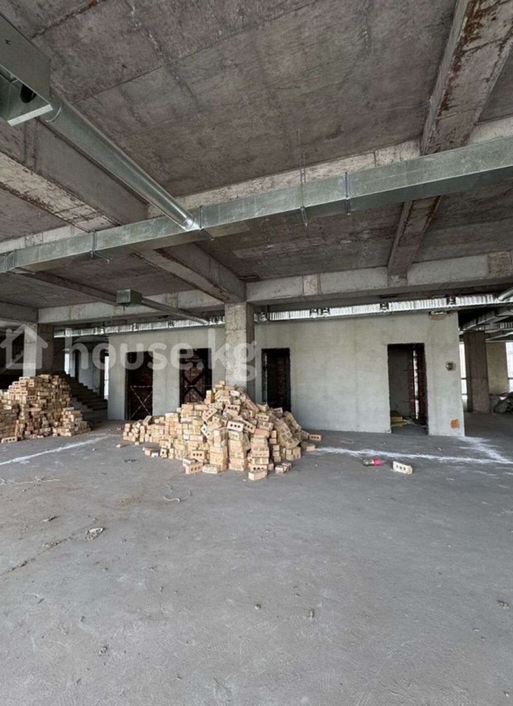 Аренда офисов, 300 м², В бизнес центре, С видом на горы, 1 линия, С отдельным сан узлом — фото 2