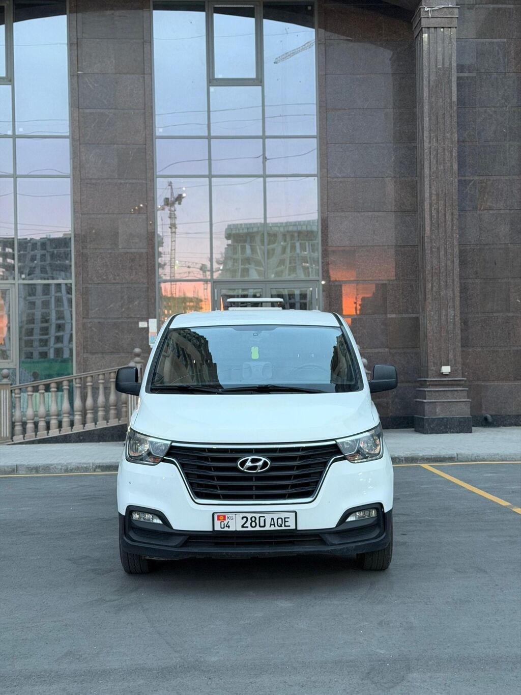 Hyundai Starex: 2018 г., 2.5 л, Автомат, Дизель, Фургон — фото 1