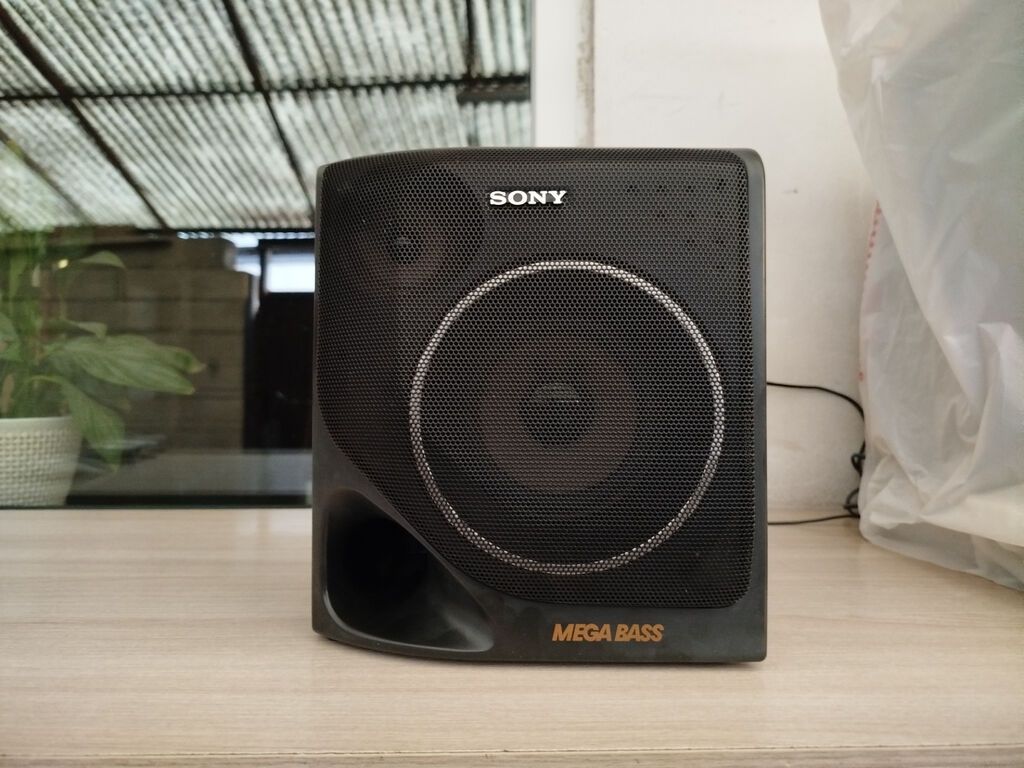 Продаю недорого одну колонку от магнитолы SONY