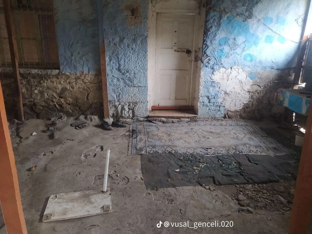 Dawkesende narzana yaxin 11 sotda ev satilir elave 2 sotda ekin sahesi