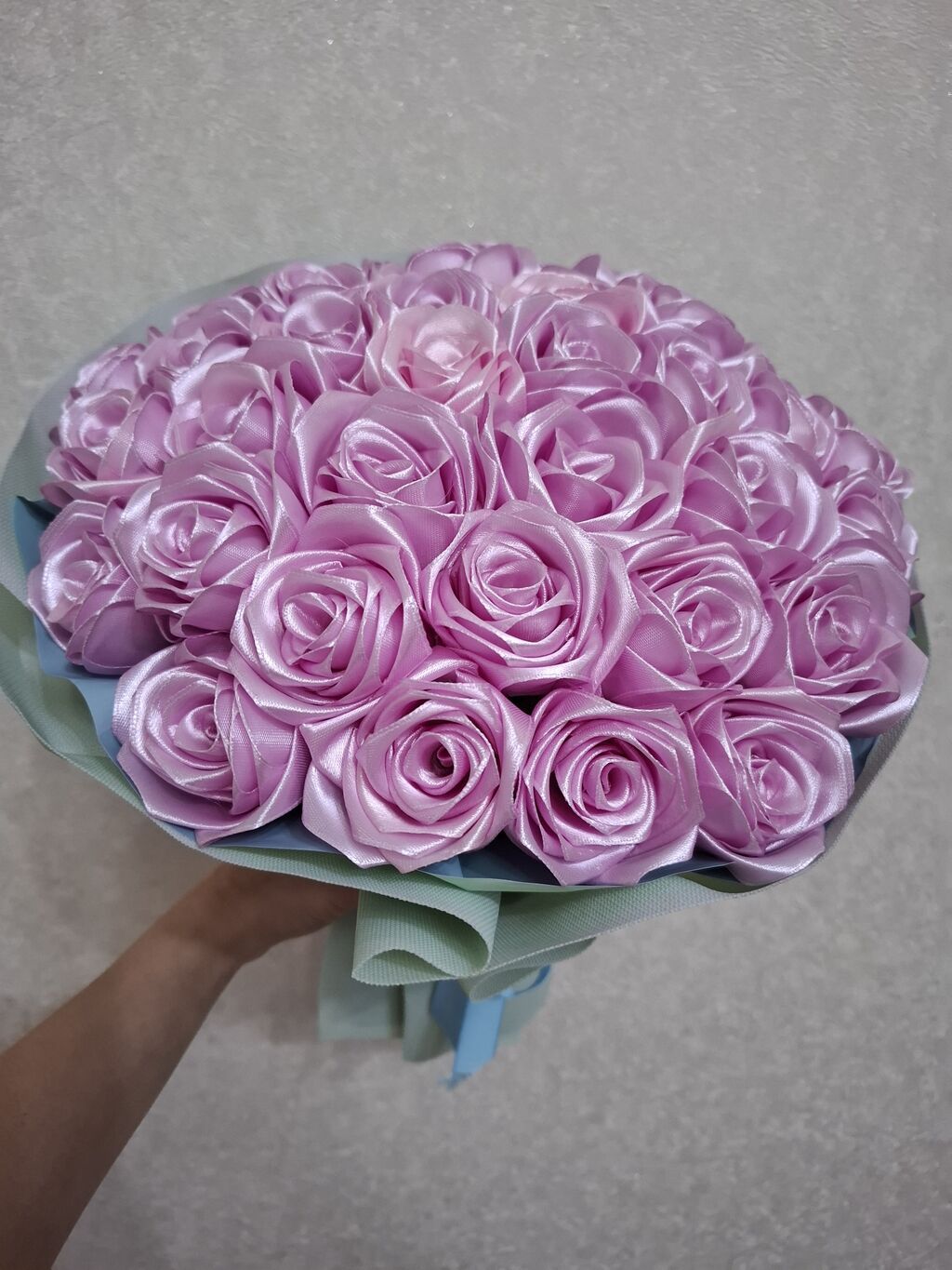 Букет из декоративных роз с блестками: фото 3