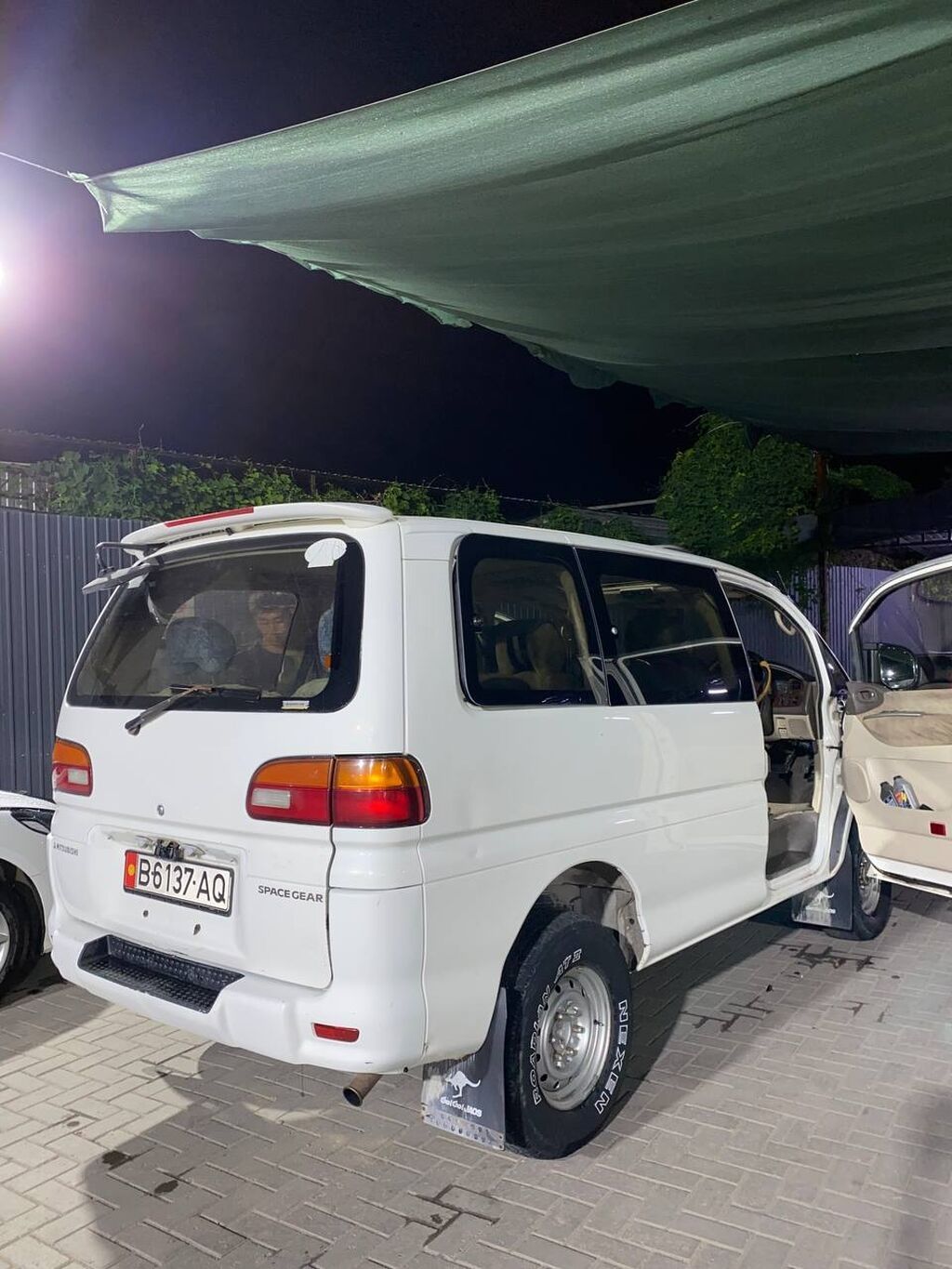 Mitsubishi Space Gear: 1994 г., 2.4 л, Автомат, Бензин, Минивэн: фото 4