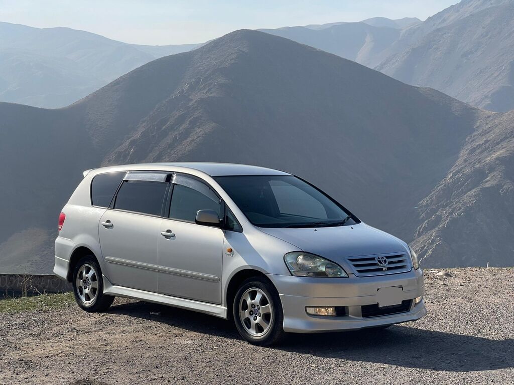 Toyota Ipsum: 2003 г., 2.4 л, Автомат, Газ, Минивэн: фото 2