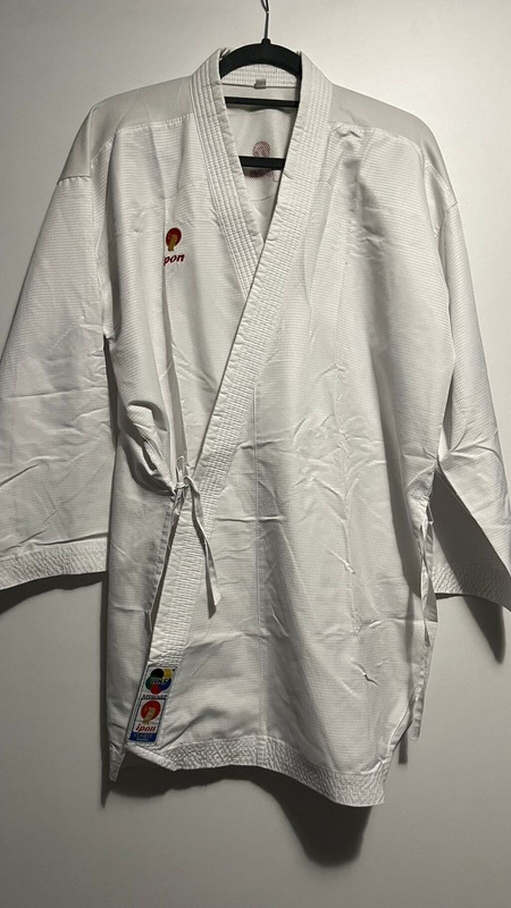 Borilački sportovi: Beli kimono za borilačke veštine IPPON Kumite Master. Dizajniran za