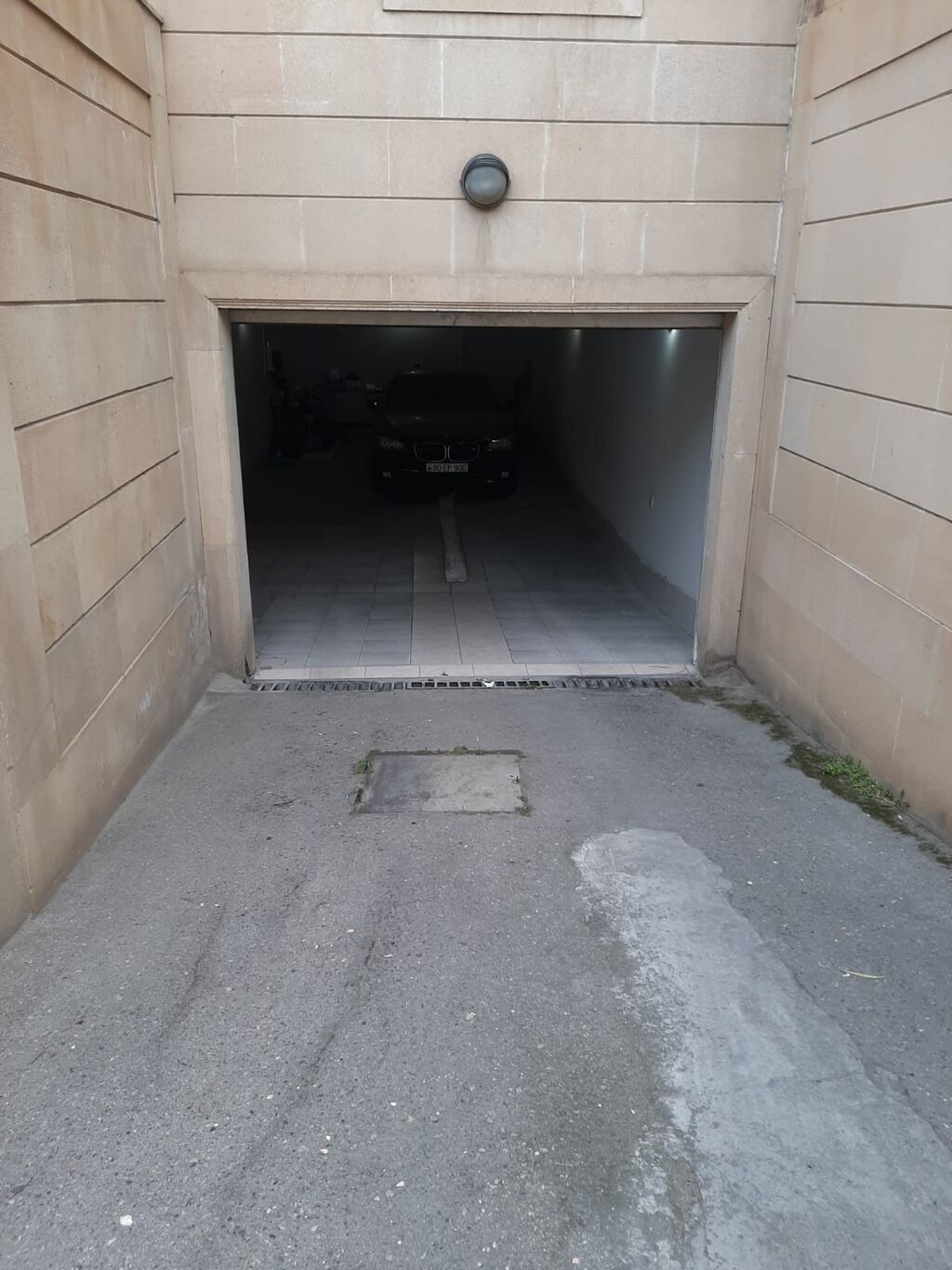 T. Əliyev küçəsində. Mülkiyyətdə 650m² olan. 7 sotda 4mərtəbəli 8