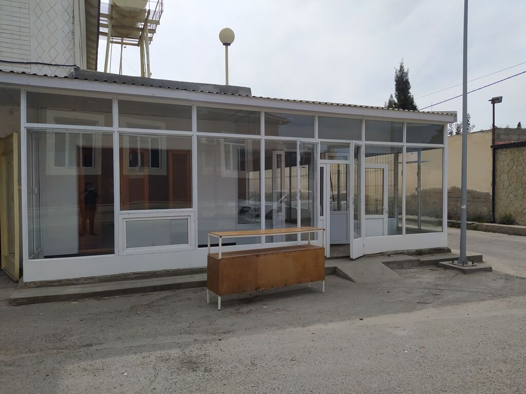 120 kv, sanuzeli və əlavə 2 anbarı var. Şüvəlandadır obyekt. 25 il
