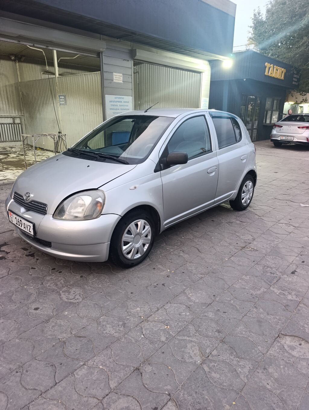 Toyota Yaris: 2000 г., 1.3 л, Бензин, Хэтчбэк: фото 2