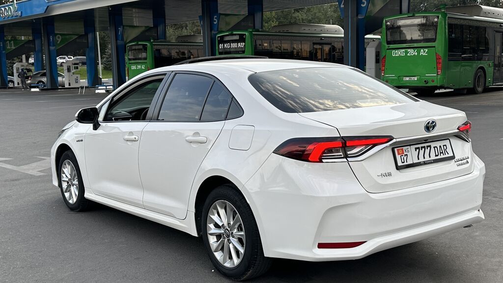 Toyota Corolla: 2021 г., 1.8 л, Вариатор, Гибрид, Седан: фото 3