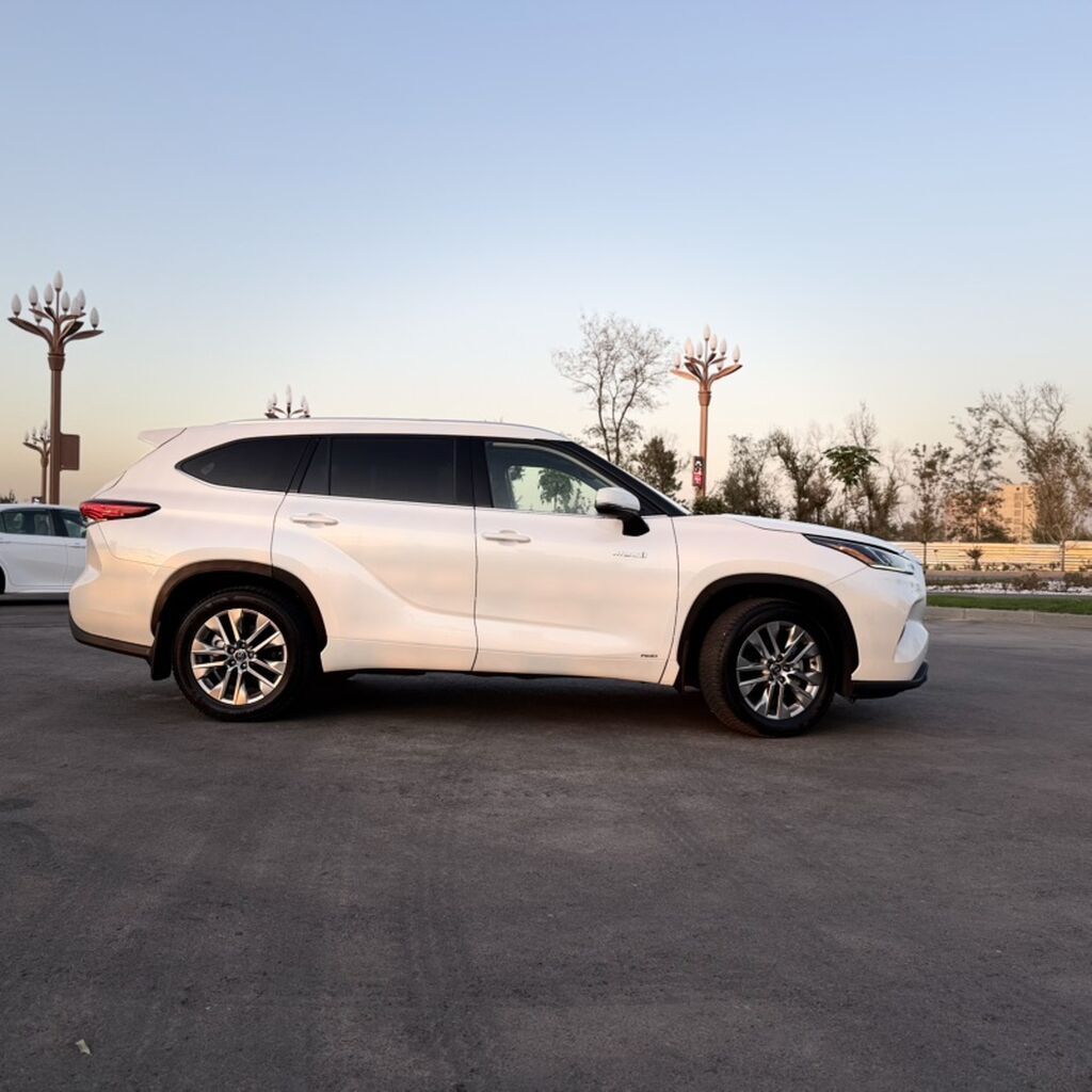 Toyota Highlander: 2021 г., 2.5 л, Автомат, Гибрид, Внедорожник: фото 2