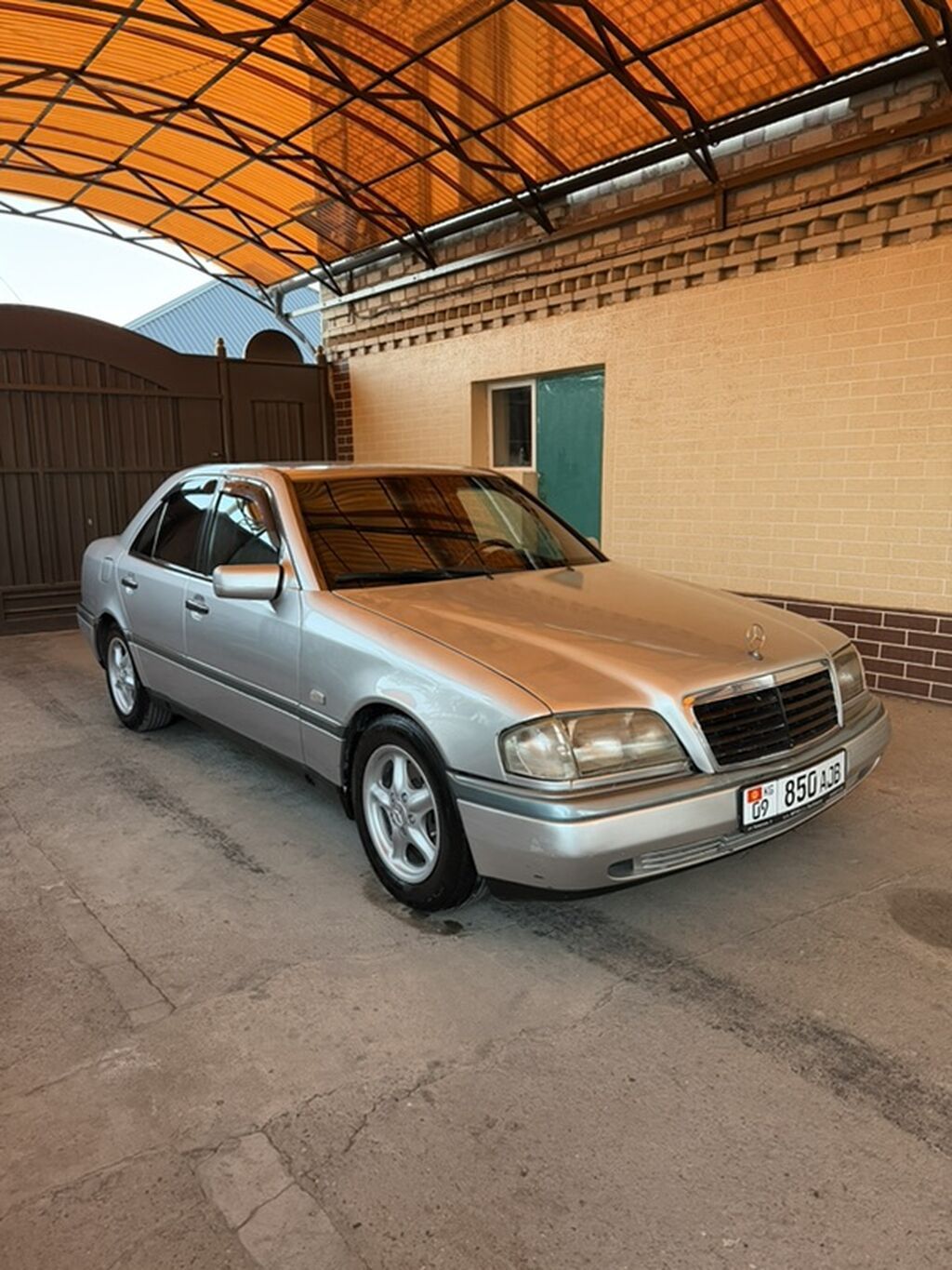 Mercedes-Benz C-Class: 1995 г., 2.2 л, Автомат, Бензин, Седан: фото 1