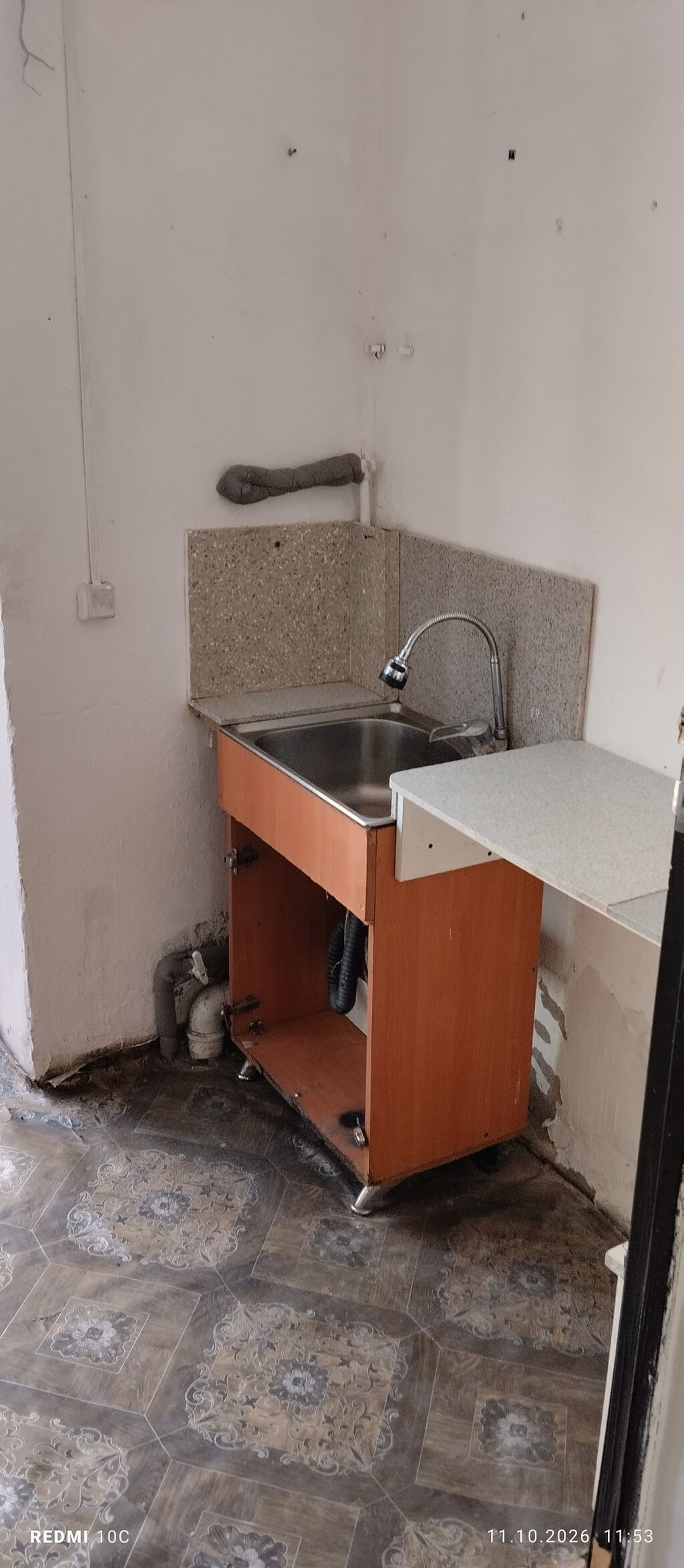 Сдаю времянка 2комната Учкун микрорайон свет,вода, отопление печка на: фото 3