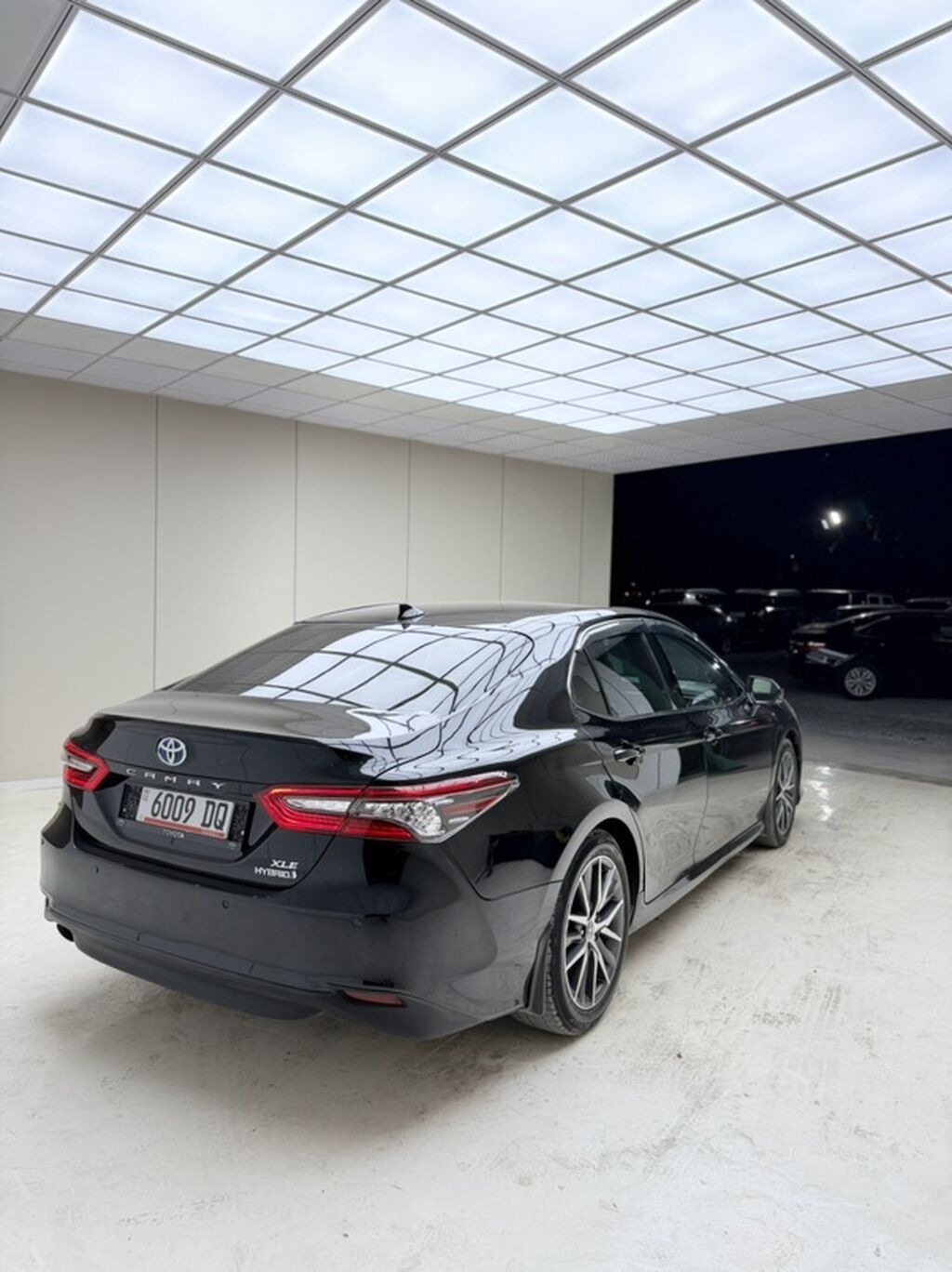 Toyota Camry: 2021 г., 2.5 л, Автомат, Гибрид, Седан: фото 2