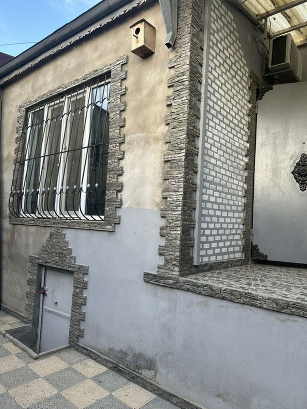Həyət evi satılır/ – - Bir mərtəbəli həyət evi, dəmir giriş qapısı