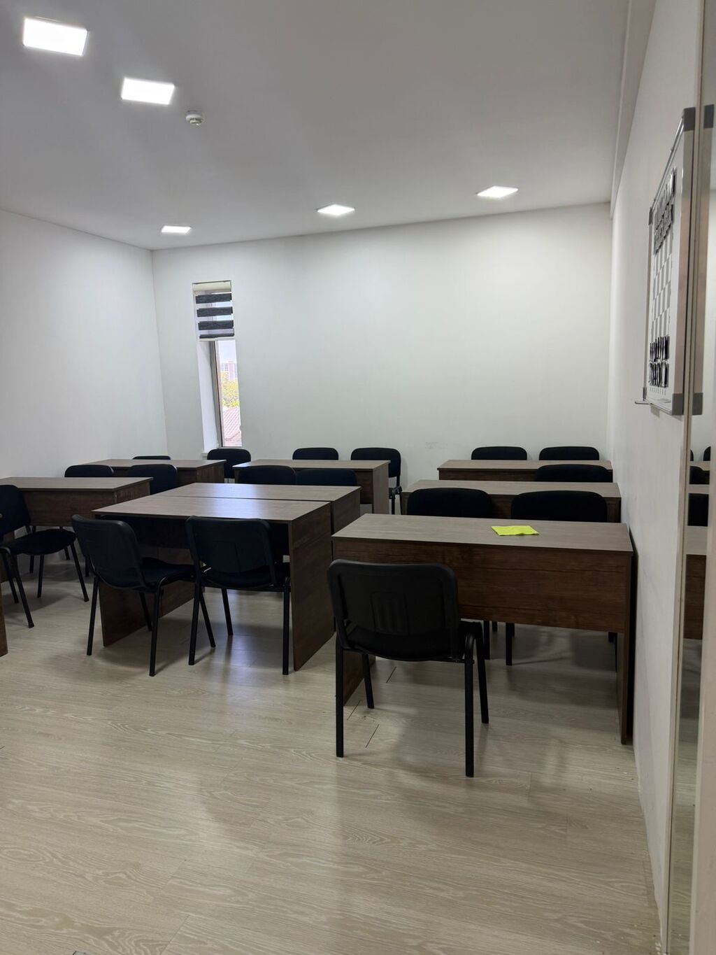 Bakixanov qes. Merkezi kücənin kənarı.3 mərtəbəli binanın 3 cu