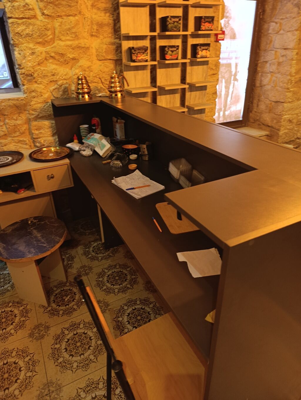 Kafe/boutik üçün L formalı resepsiyon/servis stendi - Material