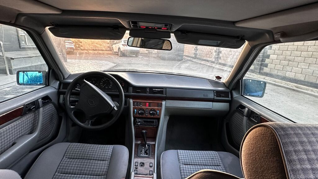 Mercedes-Benz W124: 1993 г., 4.2 л, Механика, Бензин, Седан: фото 8