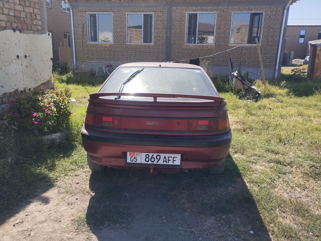 Mazda 323: 1993 г., 1.6 л, Механика, Бензин, Лифтбек: фото 2
