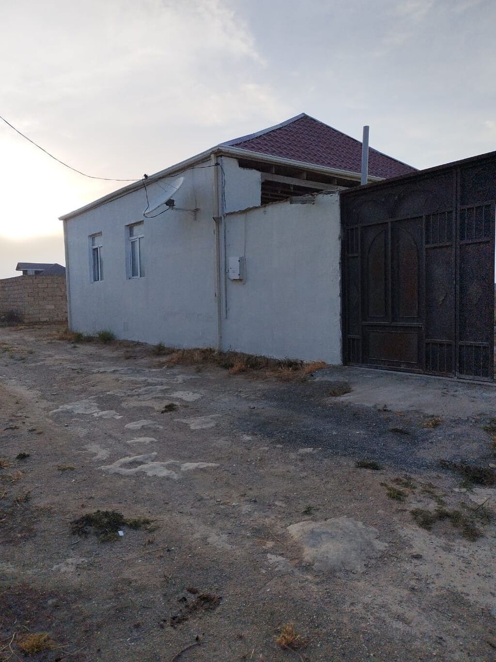 1 mərtəbəli fərdi yaşayış evi - Həyətyanı sahə: dəmir darvazalı