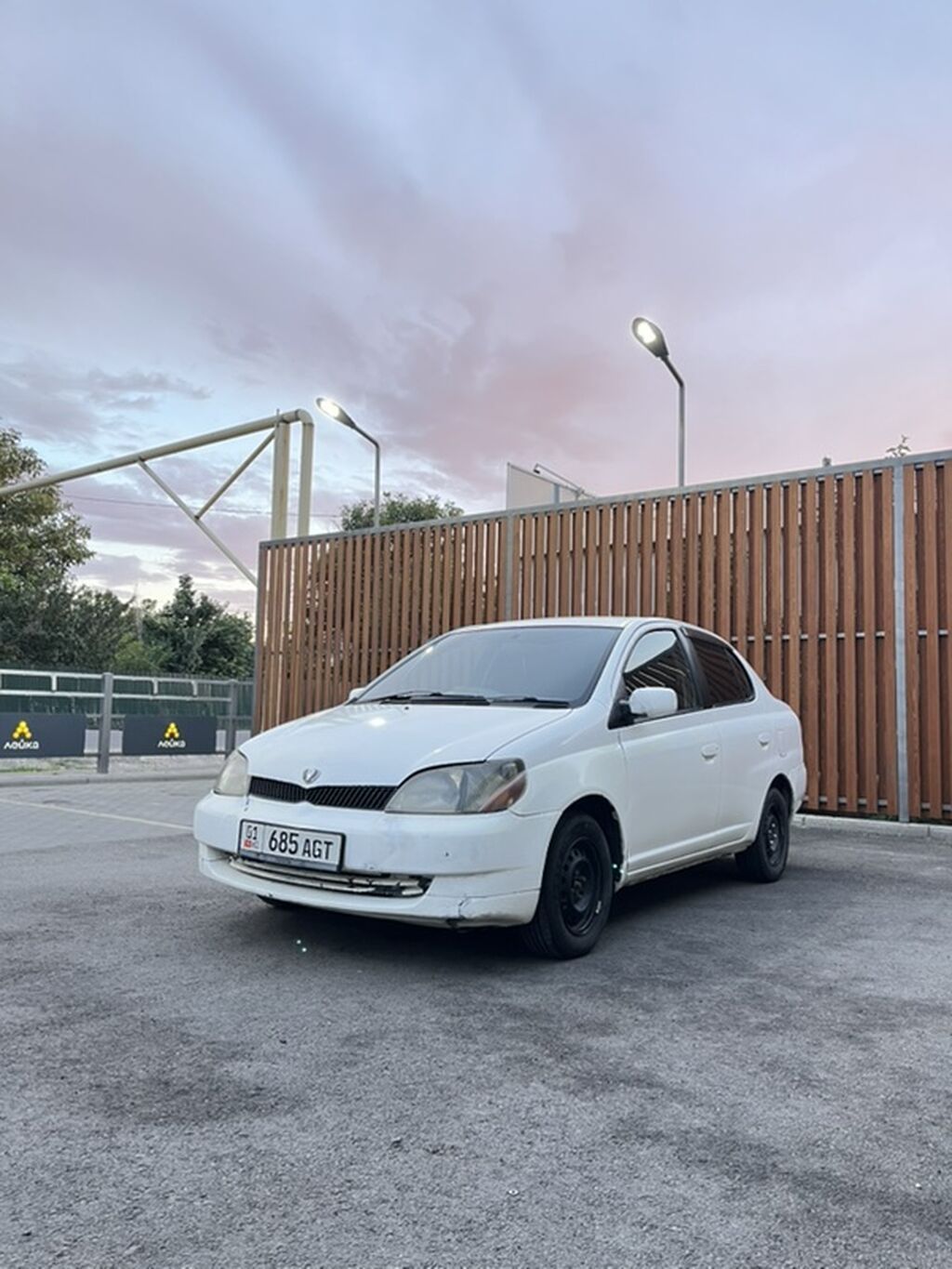 Toyota Platz: 2000 г., 1 л, Автомат, Бензин, Седан: фото 1