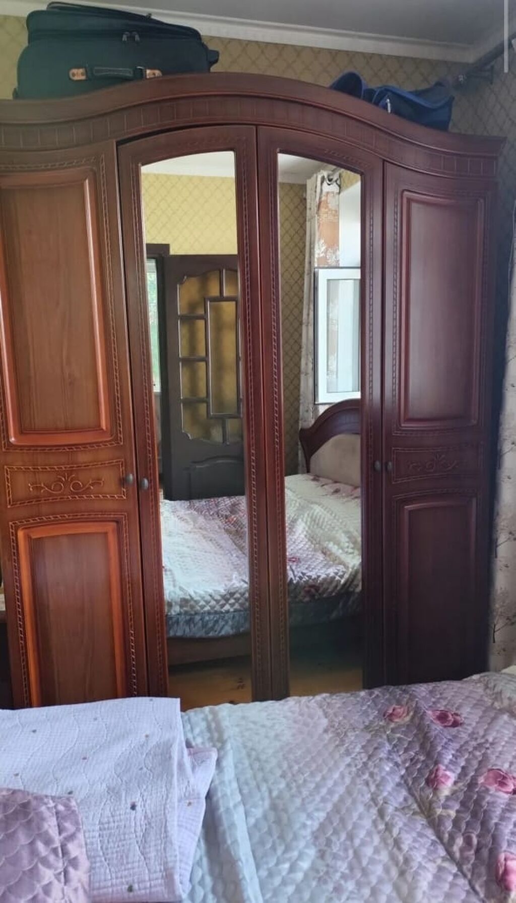 Спальный гарнитур в классическом стиле, цвет — тёмный орех с резными: фото 4