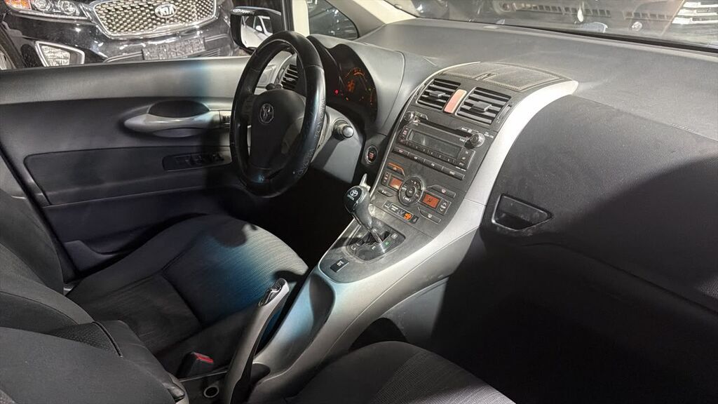Toyota Auris: 2007 г., 1.6 л, Робот, Бензин, Хэтчбэк: фото 5