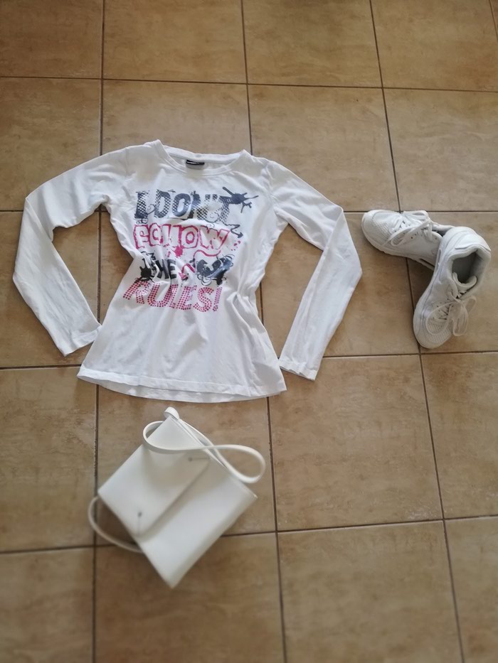 Košulje i bluze: Bluza c&a
Vel. M. Body. Saljem post expresom na lalafo.rs Bluza c&a
Vel. M. Body. Saljem post expresom - Jagodina