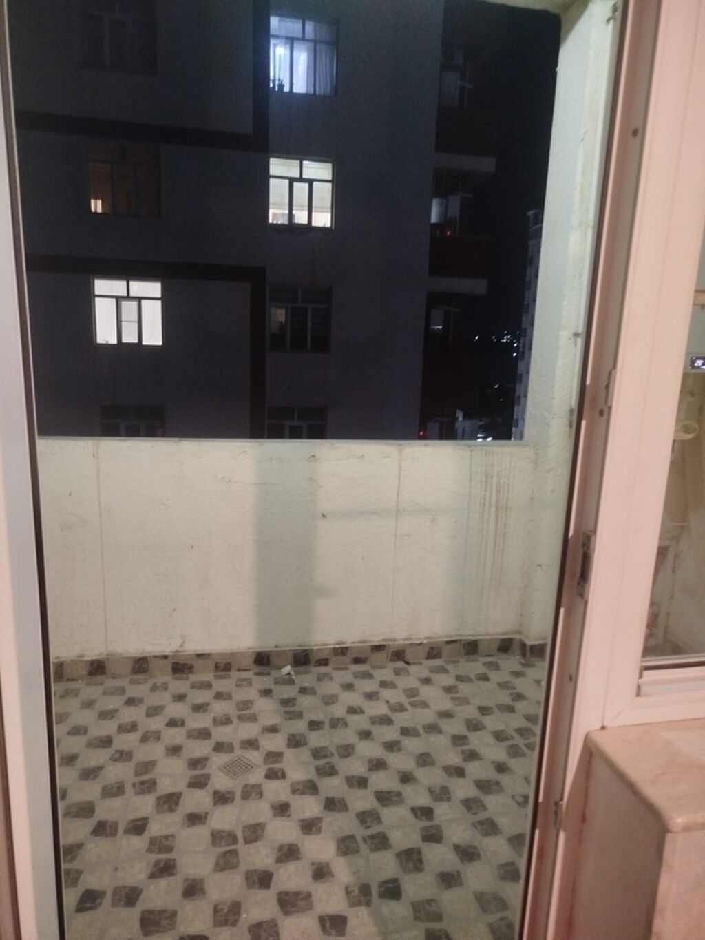 3 otaqlı mənzil – geniş və işıqlı Xüsusiyyətlər: - Böyük qonaq otağı