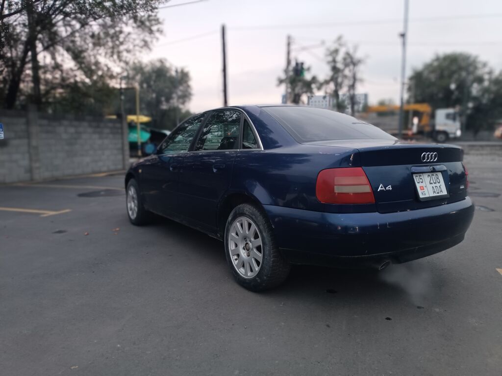 Audi A4: 2000 г., 1.8 л, Механика, Бензин, Седан: фото 3