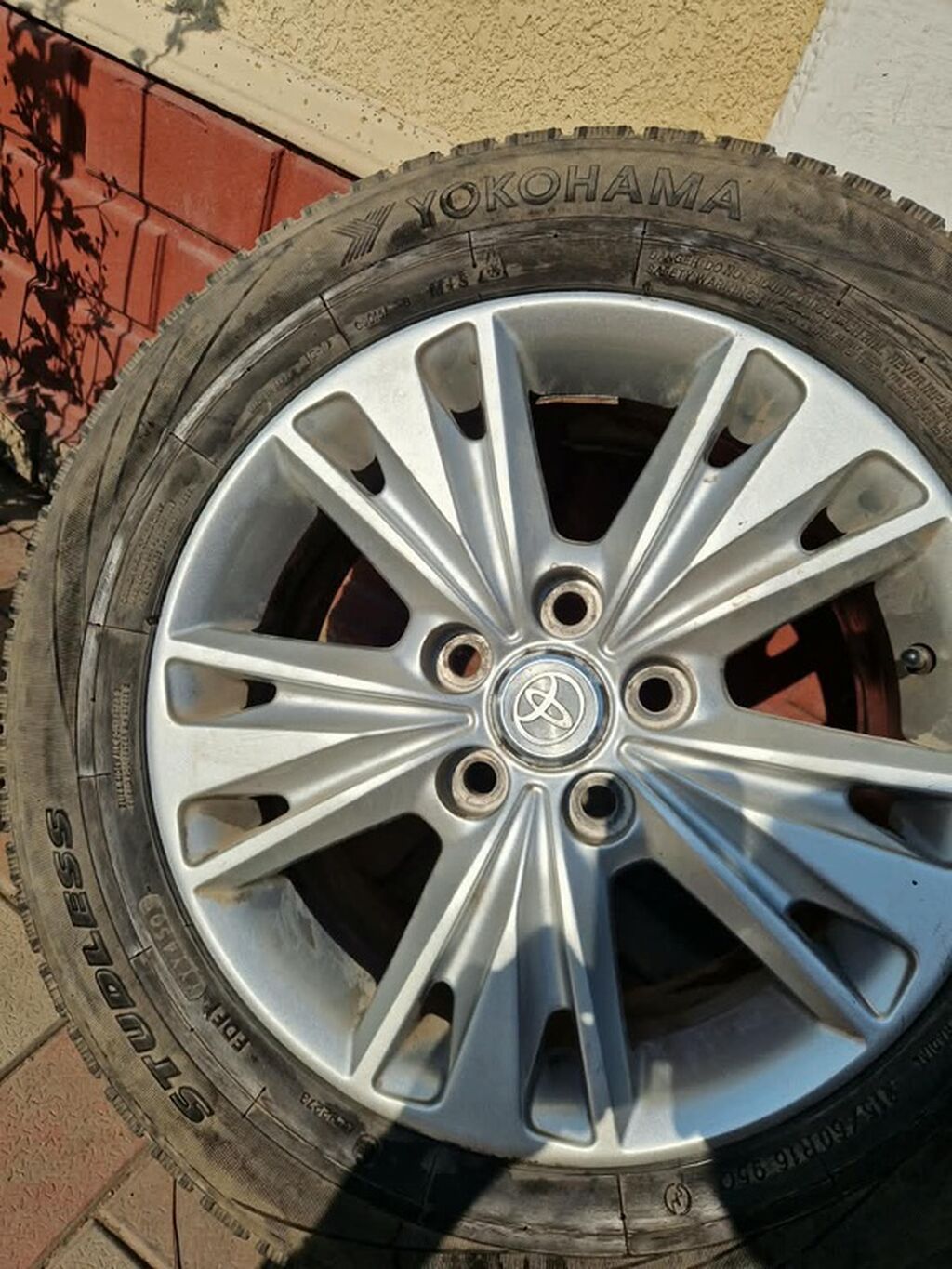 Литой диск Toyota с шиной Yokohama ЗИМНЯЯ Цена за 4 колеса!