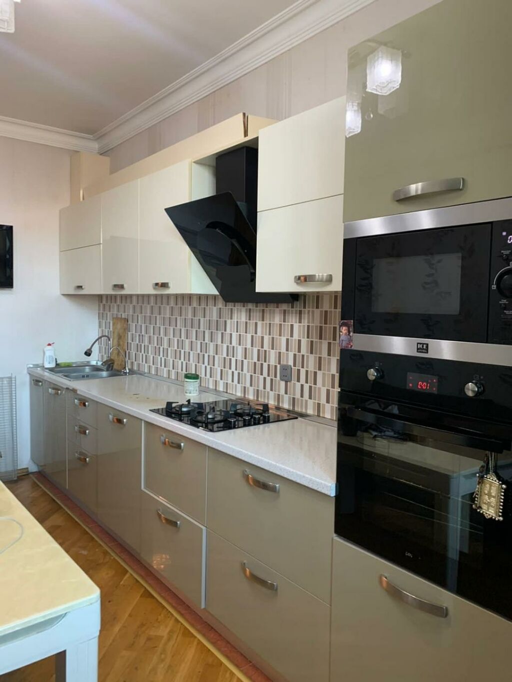Mətbəx mebeli: Metbex mebeli 1500 Azn satilir.Olcusu 4.80 Uzerinde qaz peci