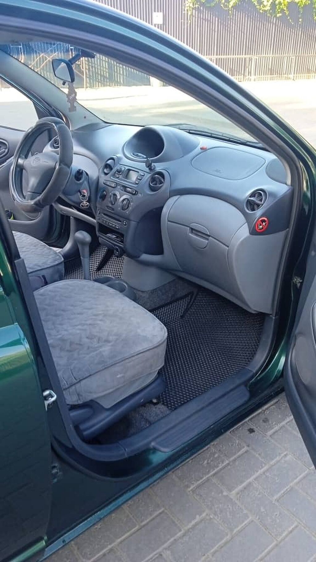 Toyota Yaris: 2001 г., 1.3 л, Автомат, Бензин, Хэтчбэк: фото 3