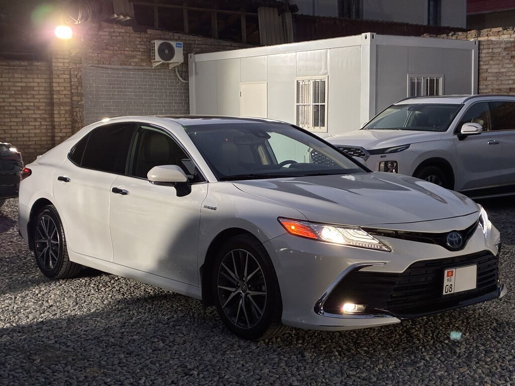 Toyota Camry: 2021 г., 2.5 л, Автомат, Гибрид, Седан: фото 2