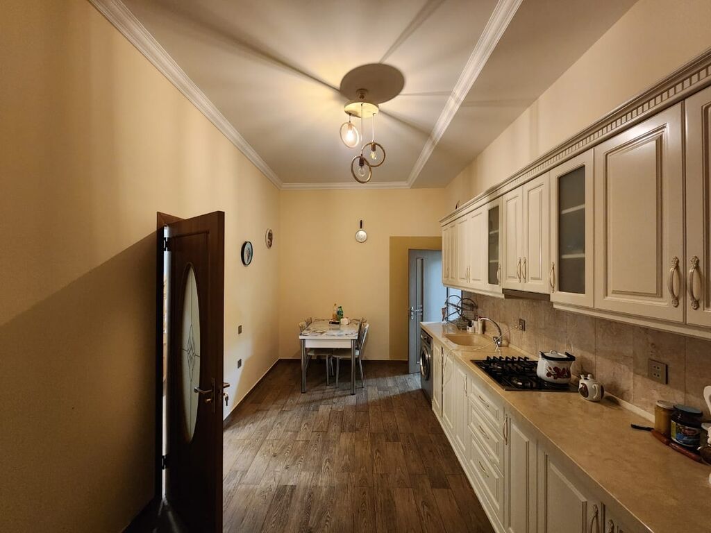 6 otaqlı, 300 kv. m, Yeni təmirli