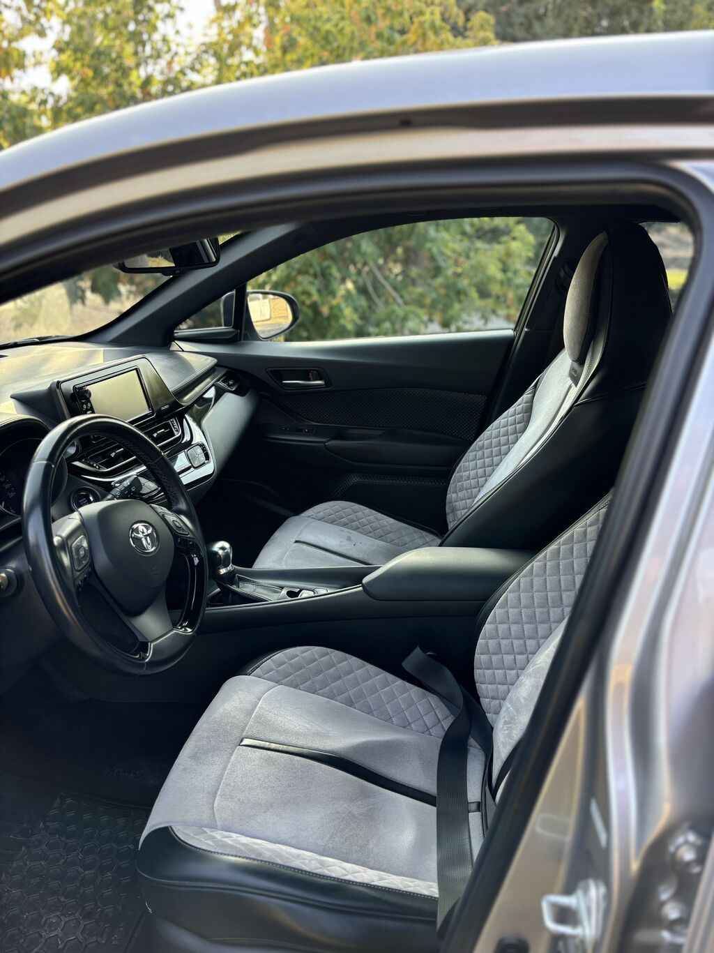 Toyota C-HR: 2018 г., 2 л, Автомат, Бензин, Кроссовер: фото 6