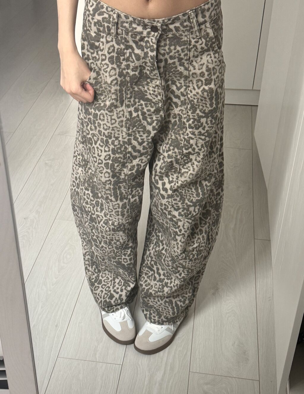 Джинсы с леопардовым принтом Стильные джинсы с леопардовым принтом и — фото 2