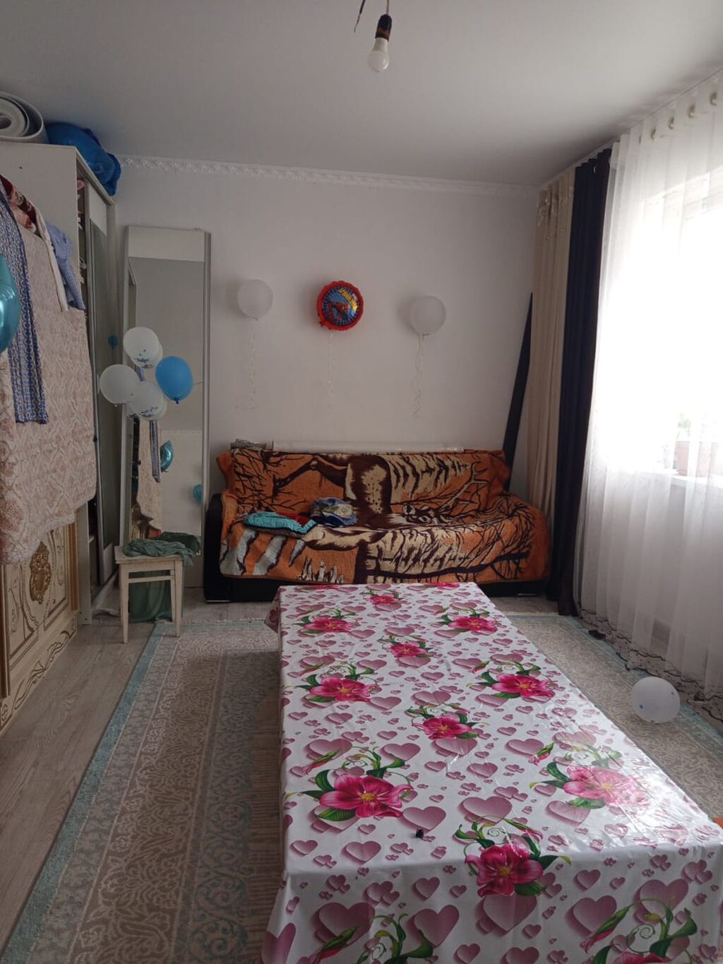 Дом из кирпича с мансардной крышей. Вход через крыльцо с широкими: фото 3