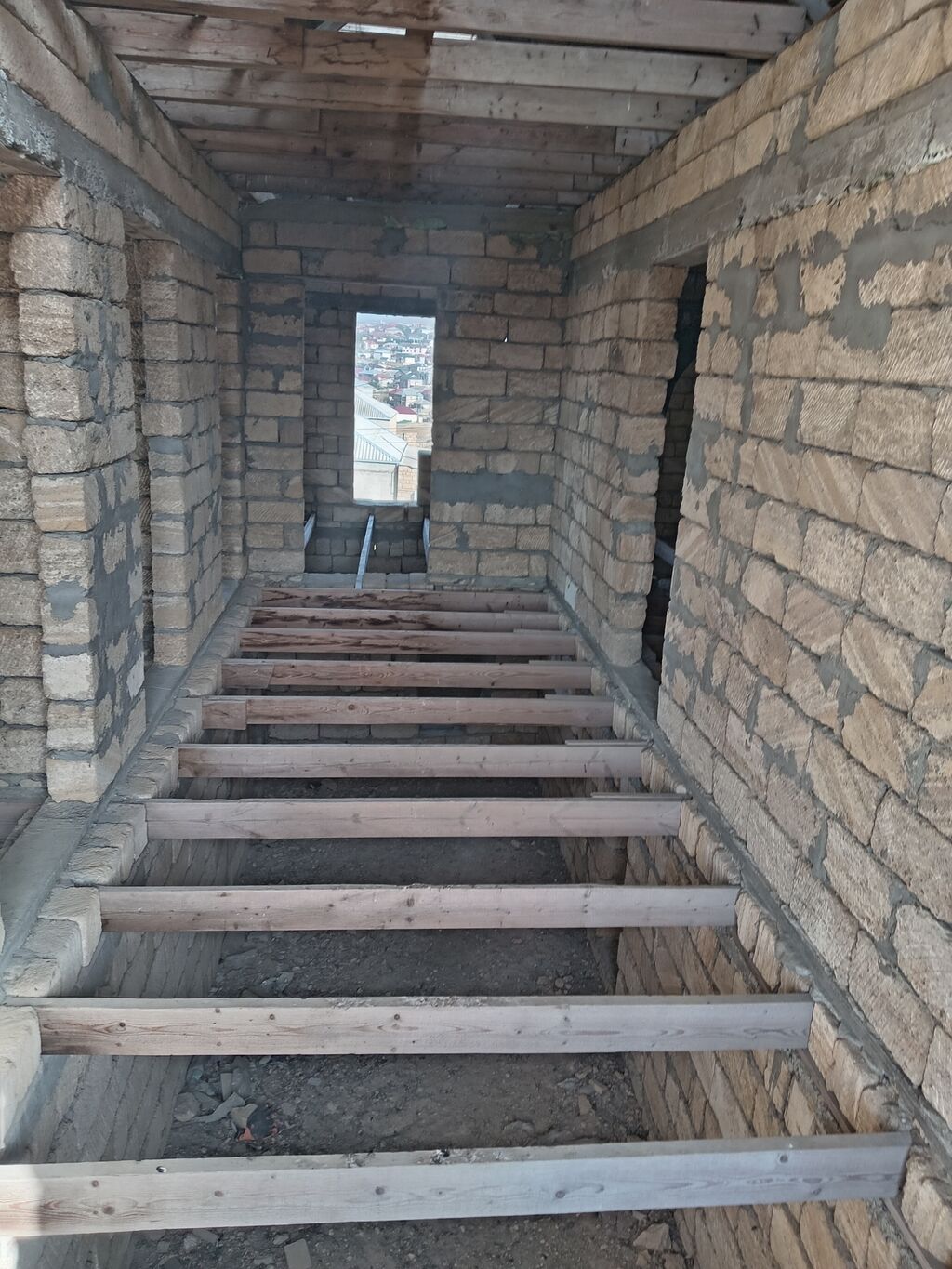 4 otaqlı, 120 kv. m, Təmirsiz